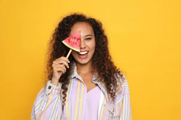 Mooie Jonge Afro Amerikaanse Vrouw Met Stukje Watermeloen Gele Achtergrond — Stockfoto