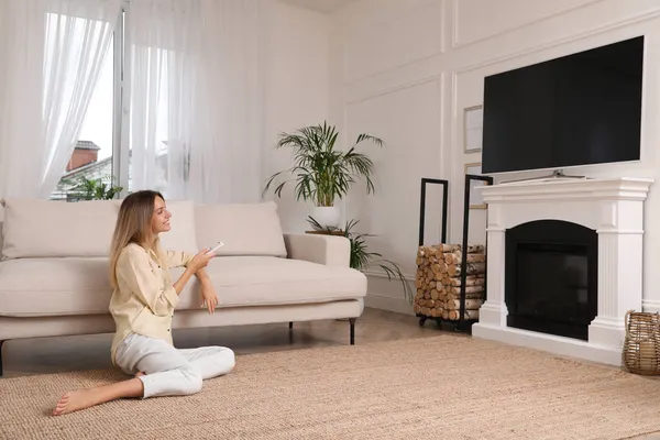 Evde Televizyon Izleyen Genç Bir Kadın Oturma Odasının Içinde Şöminede — Stok fotoğraf