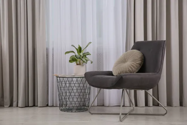 Удобное Кресло Растение Рядом Окном Помещении Дизайн Интерьера — стоковое фото
