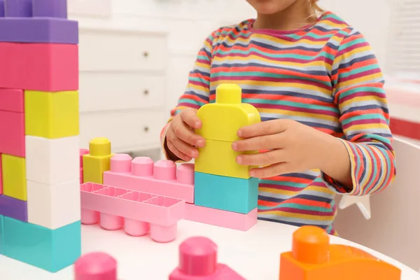 Милая Маленькая Девочка Играет Красочными Строительными Блоками Столом Помещении Крупным — стоковое фото