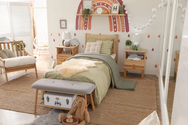 Modern Bir Kızın Yatak Odası Şık Mobilyalarla Dolu Tasarım Için — Stok fotoğraf