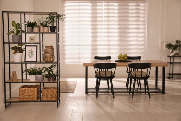 Mesa Jantar Moderna Com Cadeiras Unidade Estantes Quarto Design Interiores — Fotografia de Stock