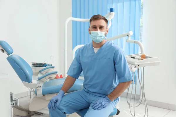 Klinikteki Yerindeki Profesyonel Dişçinin Portresi — Stok fotoğraf
