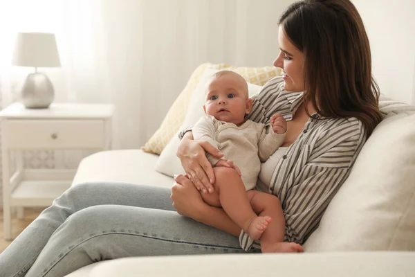 Mujer Joven Con Pequeño Bebé Sofá Casa — Foto de Stock