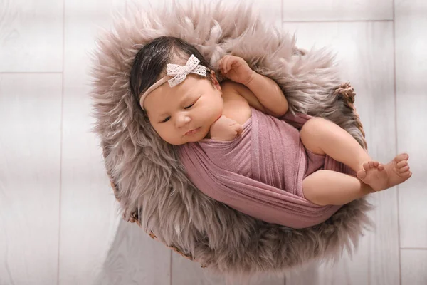 Lindo Bebé Recién Nacido Acostado Cesta Mimbre Vista Superior — Foto de Stock