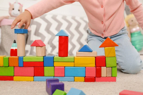 Linda Niña Jugando Con Bloques Construcción Colores Casa Primer Plano — Foto de Stock