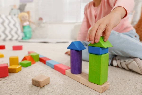 Nettes Kleines Mädchen Das Hause Mit Bunten Bausteinen Spielt Nahaufnahme — Stockfoto