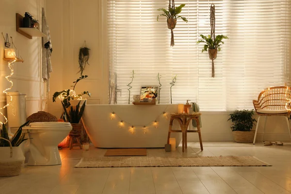 緑の観葉植物やストリングライトとスタイリッシュなバスルームのインテリア デザインのアイデア — ストック写真