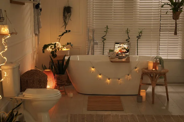 风格别致的浴室内部有绿色的室内植物和彩灯 设计的想法 — 图库照片