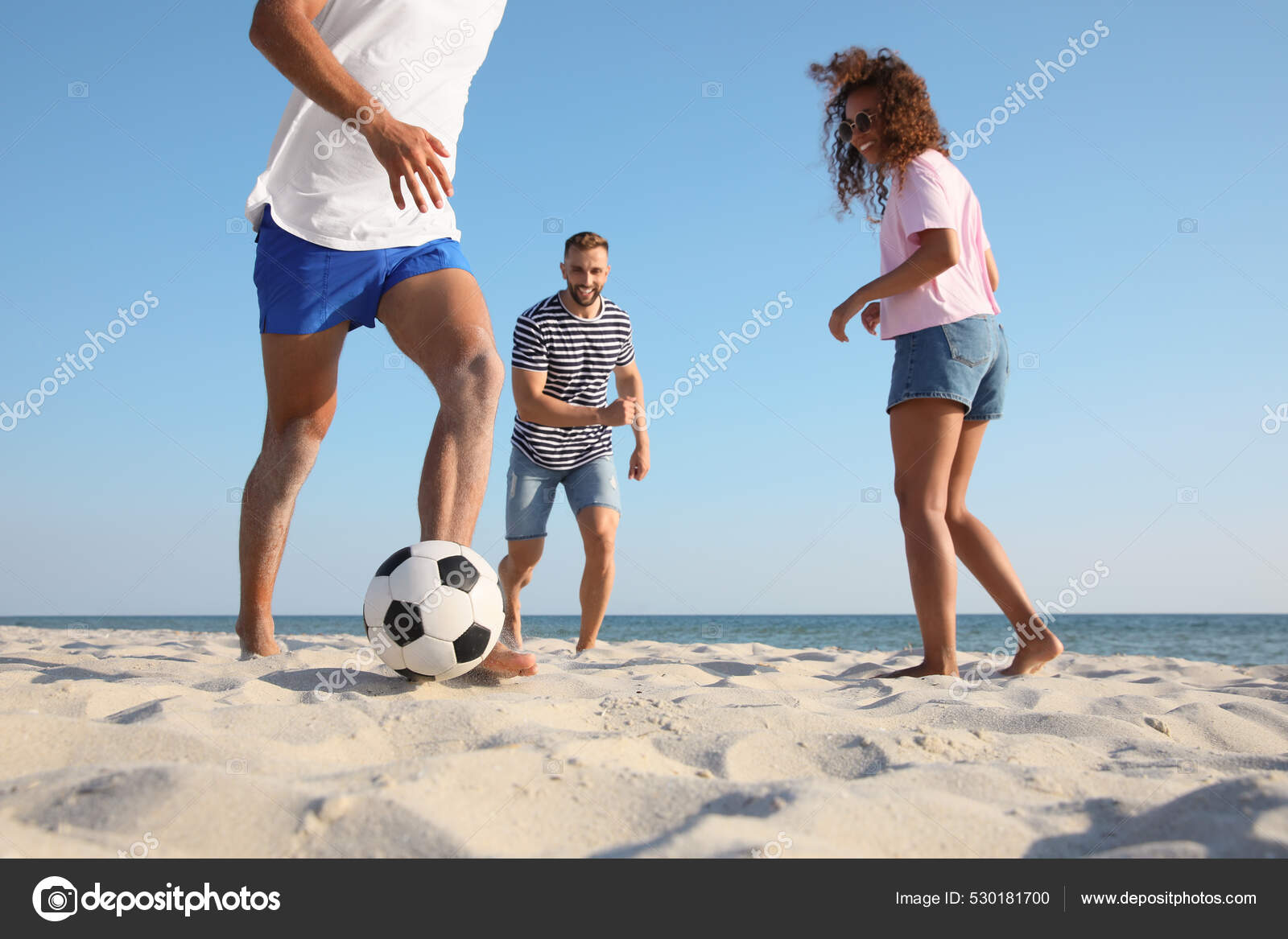 Группа Друзей Играет Футбол Пляже Стоковое Фото ©NewAfrica 530181700