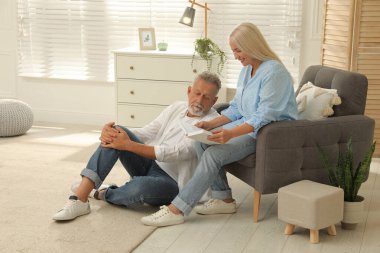 Mutlu son sınıf çifti evde birlikte vakit geçiriyor.