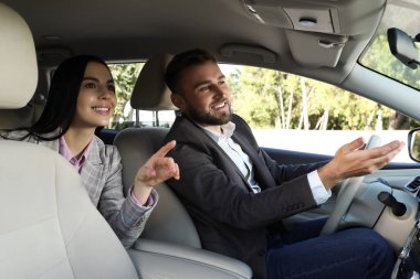 Modern arabadaki genç kadın ve şoför.