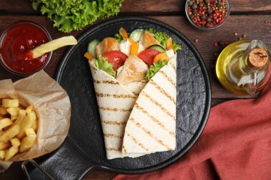 Tahta masada servis edilen tavuk eti ve sebzeli leziz shawarma.