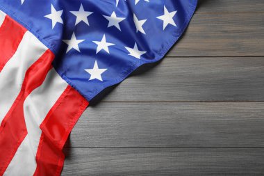 Tahta masada Amerikan bayrağı, üst manzara. Metin için boşluk