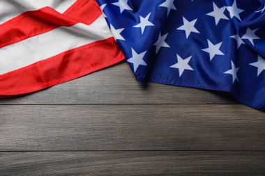 Tahta masada Amerikan bayrağı, üst manzara. Metin için boşluk