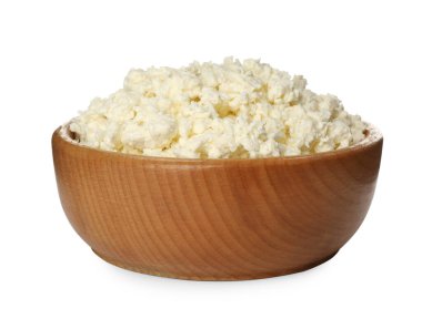 Lezzetli taze süzme peynir beyaz kasede izole edilmiş.