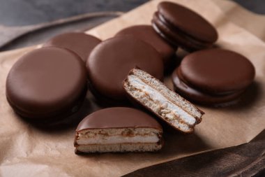 Parşömen kağıdında lezzetli çikolatalı turtalar, yakın çekim manzarası.