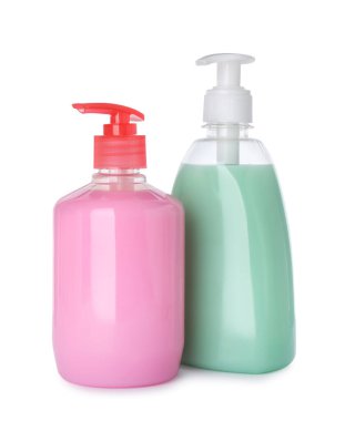 Beyaz arkaplanda sıvı sabun dağıtıcıları