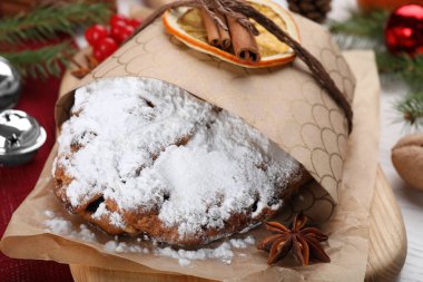 Geleneksel Noel Stollen, masada krema şekeri, yakın plan.