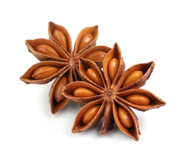 Beyaz arkaplanda tohumları olan anason yıldızlarını kurut