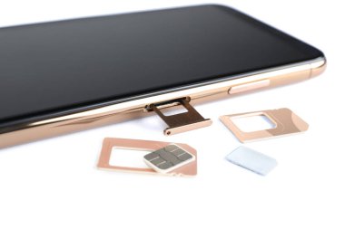 SIM kartları ve cep telefonu beyaz masada, yakın plan