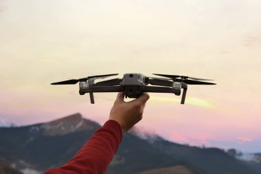 Dağlarda modern drone 'u olan adam, yakın plan.