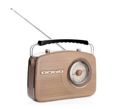 Bej retro radyo alıcısı beyaza izole edildi