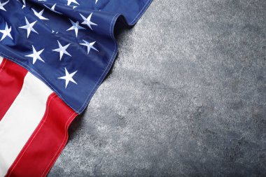 Ulusal Amerikan bayrağı gri masada, üst manzara. Metin için boşluk
