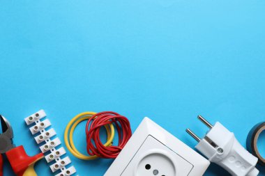 Açık mavi arka planda elektrikli aletler ve aksesuarlar, düz zemin. Metin için boşluk