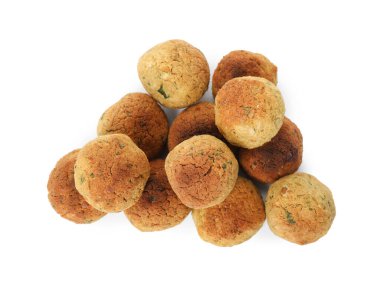 Beyaz arka planda nefis falafel topları yığını.