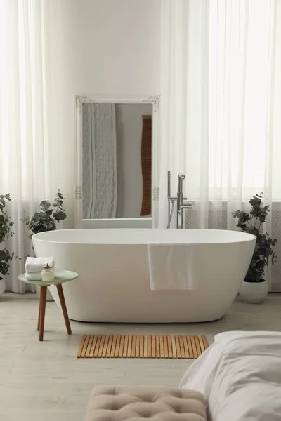 Weiße Badewanne Und Dekor Hellen Raum Innenarchitektur — Stockfoto