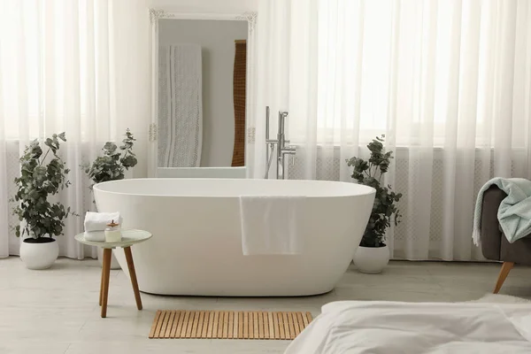 Weiße Badewanne Und Dekor Hellen Raum Innenarchitektur — Stockfoto