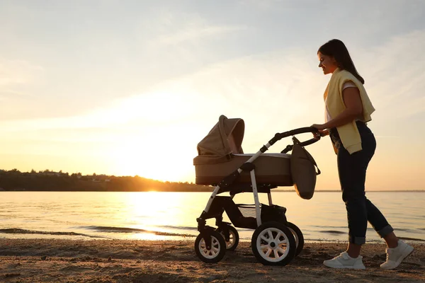 Bonne Mère Avec Bébé Poussette Marchant Près Rivière Coucher Soleil — Photo