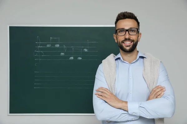 Guru Dekat Papan Tulis Hijau Dengan Catatan Musik Kelas — Stok Foto