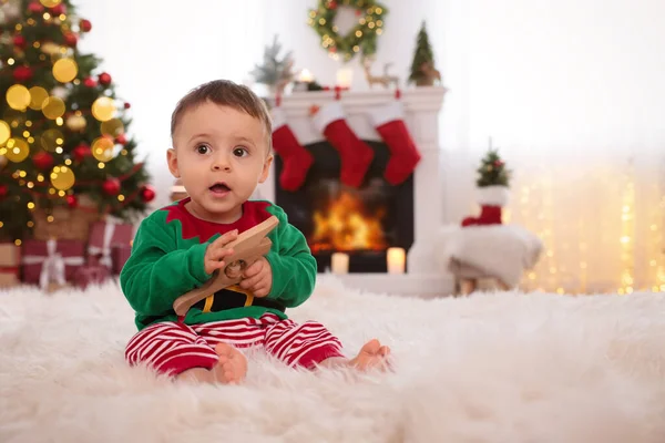 Baby Niedlichen Elfenkostüm Auf Dem Fußboden Weihnachtlich Dekoriertem Raum — Stockfoto