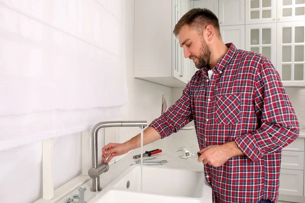Adam Mutfaktaki Musluktan Akışını Kontrol Ediyor Onarım Kurulum — Stok fotoğraf