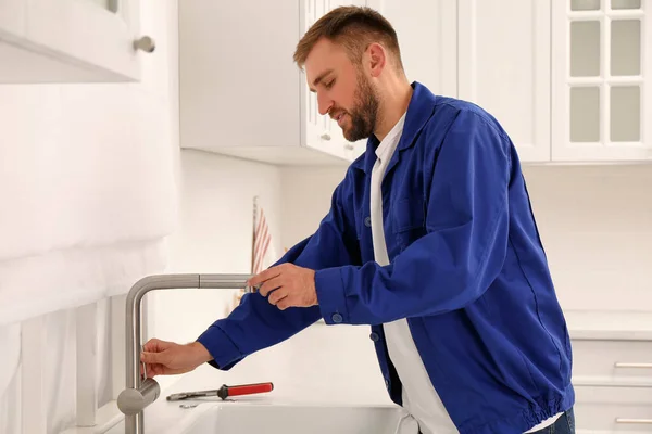 Robinet Eau Contrôle Plombier Après Installation Dans Cuisine — Photo