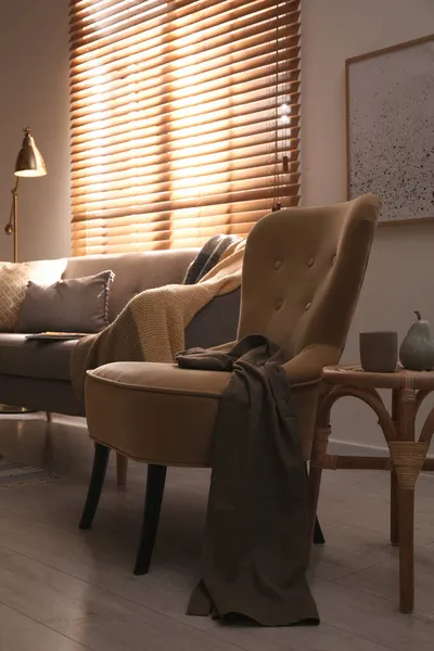 Interior Ruang Tamu Bergaya Dengan Kursi Berlengan Nyaman Dan Sofa — Stok Foto