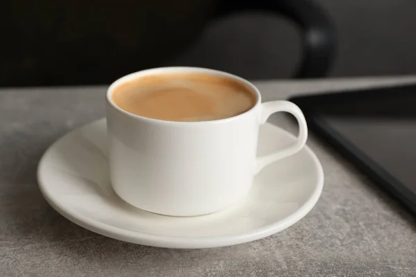 Kaffeepause Arbeitsplatz Heißgetränk Auf Grauem Tisch — Stockfoto