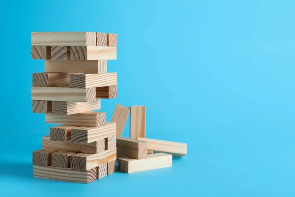 Πύργος Jenga Από Ξύλινα Μπλοκ Γαλάζιο Φόντο Χώρος Για Κείμενο — Φωτογραφία Αρχείου