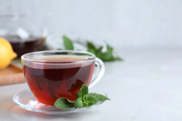 Egy Csésze Forró Aromás Tea Mentával Világosszürke Márványasztalon Szöveg Helye — Stock Fotó