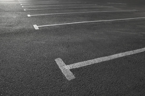 Parque Estacionamento Com Marcação Branca Livre — Fotografia de Stock