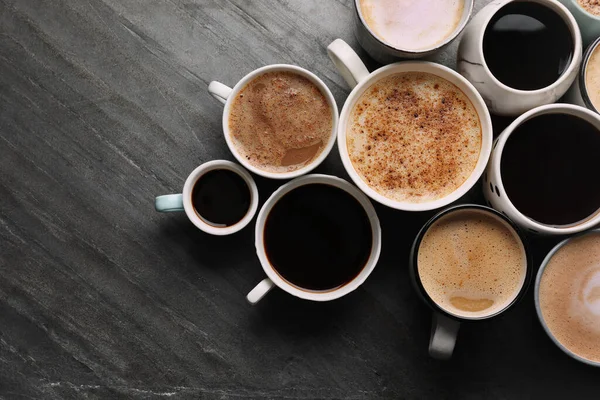 Muchas Tazas Diferentes Cafés Mesa Pizarra Puesta Plana Espacio Para —  Fotos de Stock