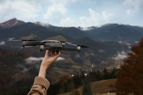 Dağlarda Modern Drone Olan Bir Kadın Yakın Plan Metin Için — Stok fotoğraf