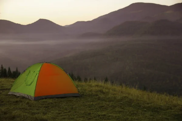 Namiot Kempingowy Zboczu Góry Rano — Zdjęcie stockowe