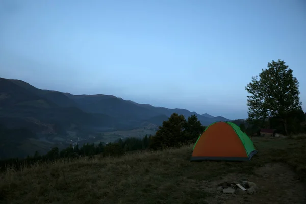 Tenda Campeggio Sul Pendio Della Montagna Mattino — Foto Stock