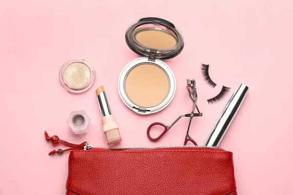 Wimpernzange Kosmetikbeutel Und Make Produkte Auf Rosa Hintergrund Flache Lage — Stockfoto