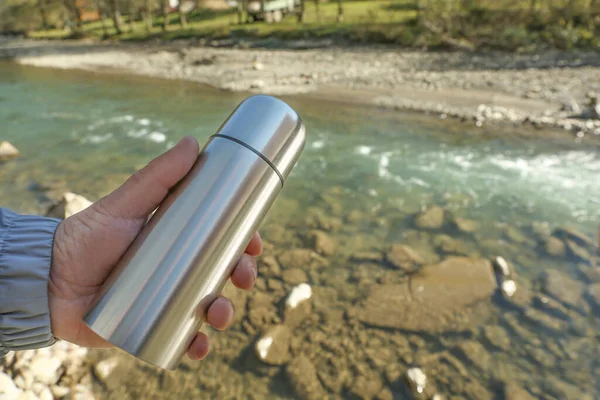 Hombre Con Termo Cerca Del Río Montaña Primer Plano Espacio — Foto de Stock