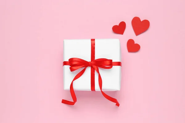 Schöne Geschenkschachtel Und Rote Dekorative Herzen Auf Rosa Hintergrund Flache — Stockfoto