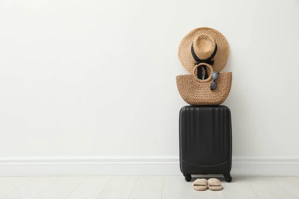 Gepackte Koffer Schuhe Und Sommeraccessoires Der Nähe Weißer Wände Drinnen — Stockfoto